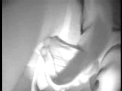 Negricios prietenul pune pizda pe fată tiganca sexy subțire în sacou negru în ou în dormitor