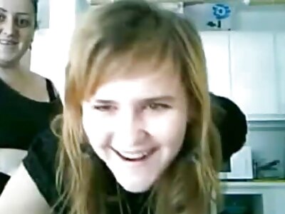 Skinny sex cu mosi teen masturbându-se în bucătărie